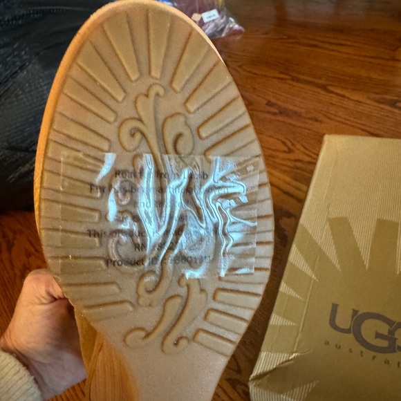 UGG Anais shearling bootie, new in box - Picture 5 of 6